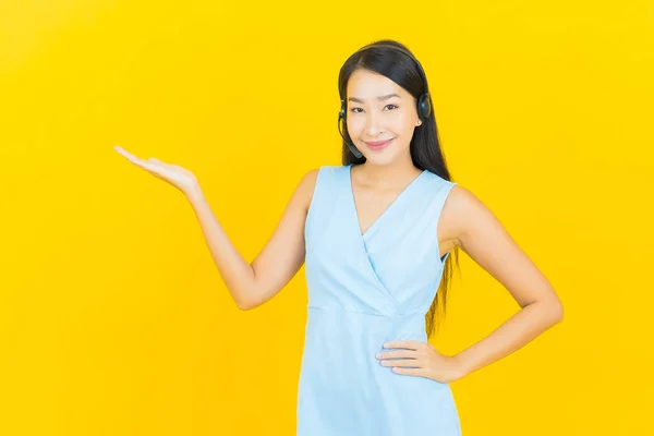 Retrato Hermosa Mujer Asiática Joven Con Centro Atención Cliente Centro —  Fotos de Stock