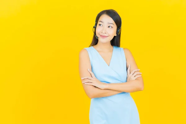 Retrato Bela Jovem Mulher Asiática Com Call Center Centro Atendimento — Fotografia de Stock