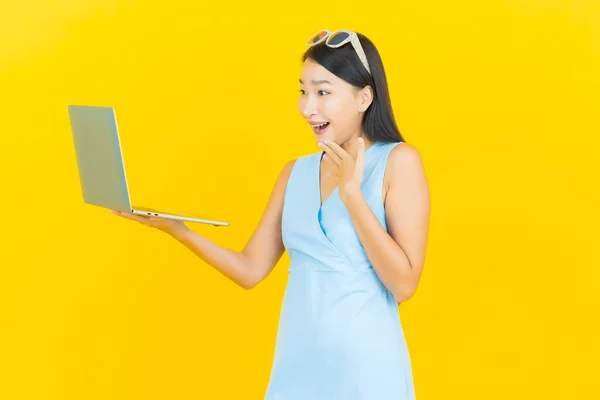 Retrato Bonito Jovem Asiático Mulher Sorriso Com Computador Laptop Amarelo — Fotografia de Stock