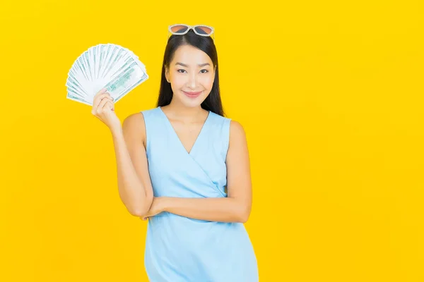 Asyalı Güzel Bir Kadının Portresi Bir Sürü Para Parayla Gülümsüyor — Stok fotoğraf