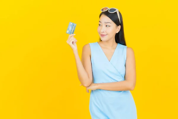 Retrato Hermosa Joven Mujer Asiática Sonrisa Con Tarjeta Crédito Sobre —  Fotos de Stock