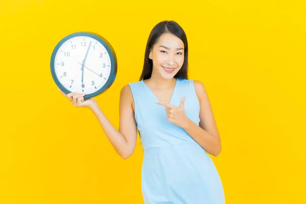 Portret Mooie Jonge Aziatische Vrouw Tonen Alarm Klok Gele Kleur — Stockfoto