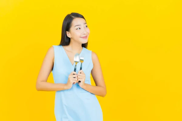 Portret Mooie Jonge Aziatische Vrouw Glimlach Met Lepel Vork Gele — Stockfoto