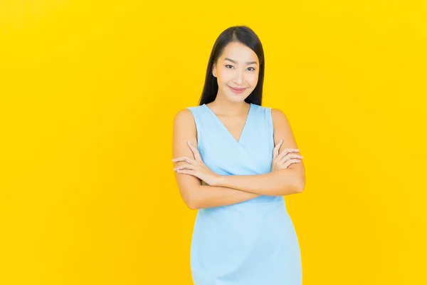 Portret Mooie Jonge Aziatische Vrouw Glimlach Met Actie Gele Kleur — Stockfoto