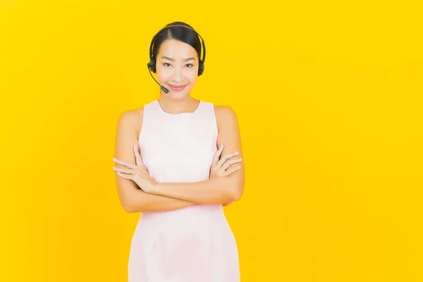 Retrato Hermosa Mujer Asiática Joven Con Centro Atención Cliente Centro — Foto de Stock