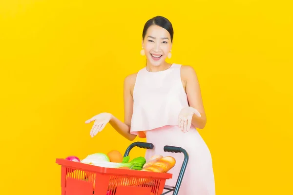 Ritratto Bella Giovane Donna Asiatica Sorriso Con Cesto Della Spesa — Foto Stock