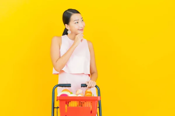 Retrato Hermosa Joven Asiática Mujer Sonrisa Con Cesta Supermercado Color —  Fotos de Stock