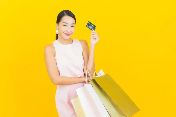 Retrato Hermosa Joven Mujer Asiática Sonrisa Con Bolsa Compras Color — Foto de Stock