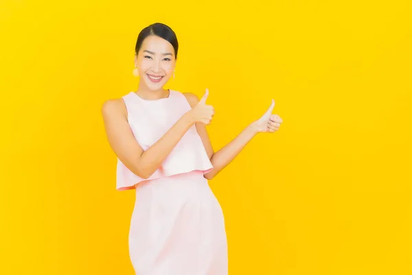 Retrato Bonito Jovem Asiático Mulher Sorriso Com Ação Cor Amarela — Fotografia de Stock