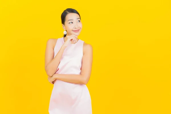 Portret Mooie Jonge Aziatische Vrouw Glimlach Met Actie Gele Kleur — Stockfoto