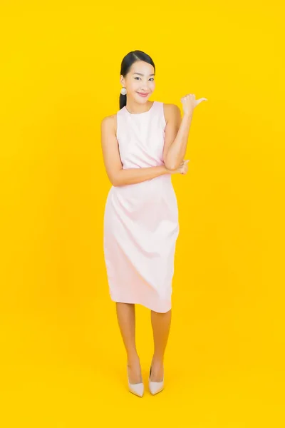 Ritratto Bella Giovane Donna Asiatica Sorriso Con Azione Sfondo Colore — Foto Stock