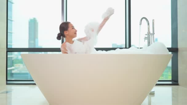 Záběry Krásné Asijské Ženy Vaně Mýdlovými Bublinami — Stock video