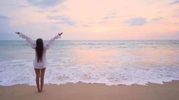 Séquences Belle Femme Asiatique Détendre Sur Bord Mer Pendant Les — Video