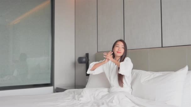 Кадри Красивої Азіатської Жінки Розслабляється Вдома — стокове відео