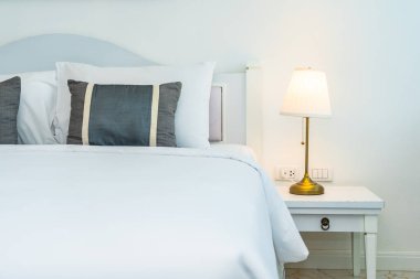 Yatak odasının iç tarafındaki yastıkta lamba var.