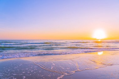 Günbatımlı ya da gün doğumlu güzel tropikal doğa deniz okyanusu