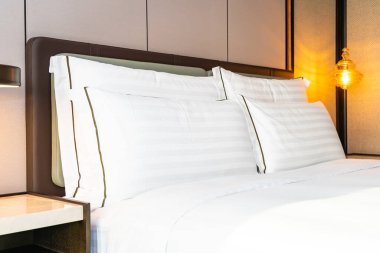 Yatak odasının iç kısımlarında beyaz rahat yastık ve battaniye.