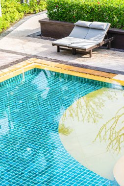 Oteldeki açık havuz manzaralı dinlenme yeri.