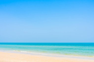 Deniz kıyısının güzel manzarası ve mavi gökyüzü tatil için beyaz bulut.