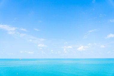 Beyaz bulutlu ve mavi gökyüzü arka planlı deniz okyanusunun güzel doğası.