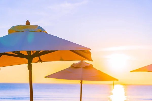 Prachtige Tropische Natuur Parasol Stoel Met Palmboom Rond Strand Zee — Stockfoto