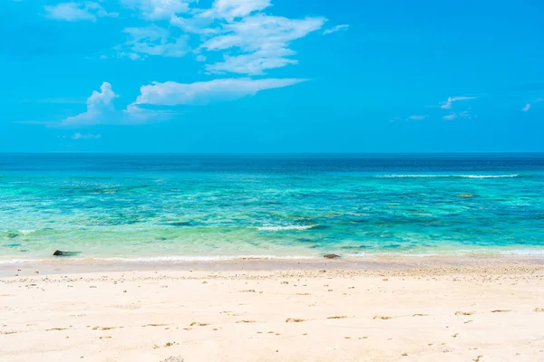 Hermosa Playa Tropical Vacía Mar Océano Con Nube Blanca Fondo —  Fotos de Stock