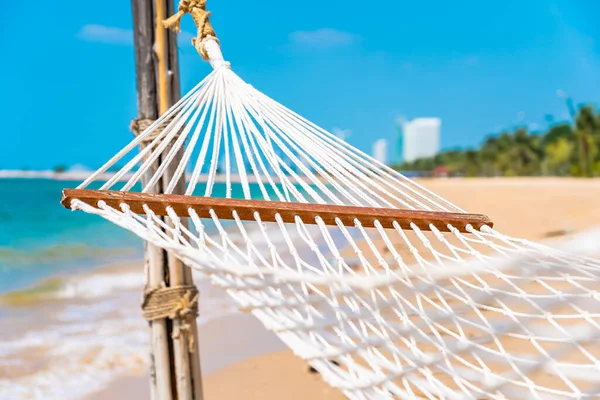 Boş bir tatil konsepti için deniz kıyısındaki boş bir hamak.