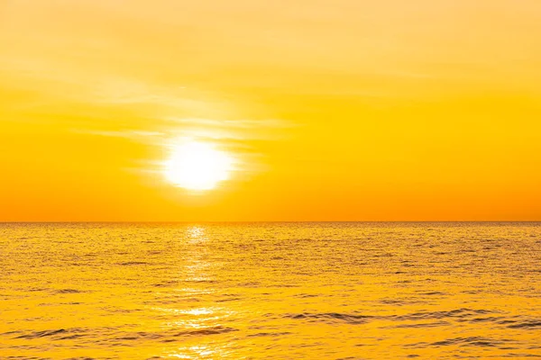 日落或日出时以美丽的海滨风景为背景 — 图库照片