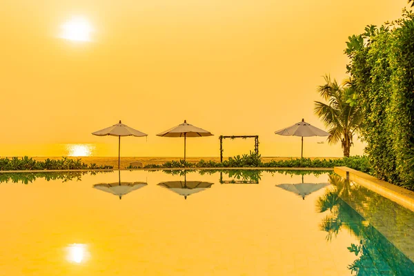 Sonnenschirm Und Liegestuhl Außenpool Hotelresort Bei Sonnenaufgang Oder Sonnenuntergang — Stockfoto