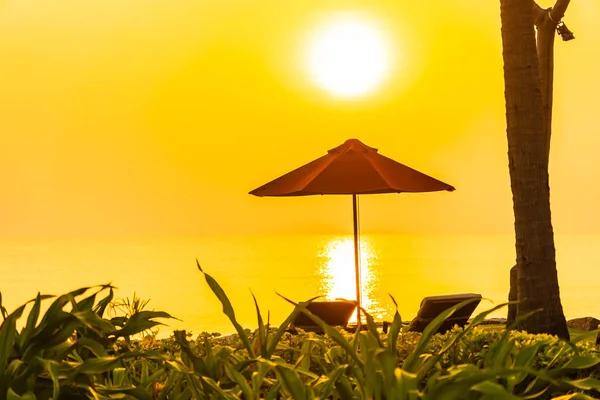 Sonnenschirm Und Liegestuhl Rund Das Freibad Mit Meeresstrand Ozean Bei — Stockfoto
