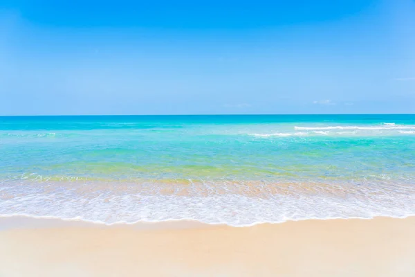 Bela Praia Tropical Mar Oceano Com Nuvem Branca Azul Céu — Fotografia de Stock