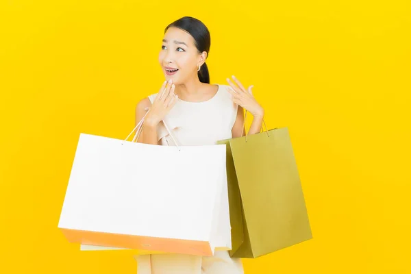 Retrato Bonito Jovem Asiático Mulher Sorriso Com Saco Compras Fundo — Fotografia de Stock