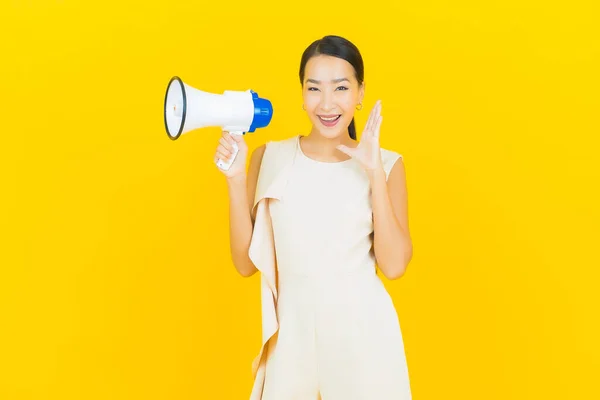 Portret Mooie Jonge Aziatische Vrouw Glimlach Met Megafoon Gele Kleur — Stockfoto