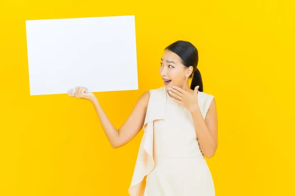 Retrato Hermosa Joven Mujer Asiática Con Cartelera Blanca Vacía Sobre — Foto de Stock