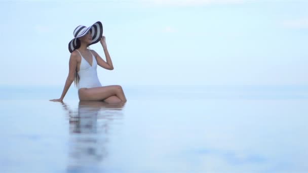 Material Archivo Hermosa Mujer Asiática Relajarse Sonrisa Ocio Alrededor Piscina — Vídeo de stock