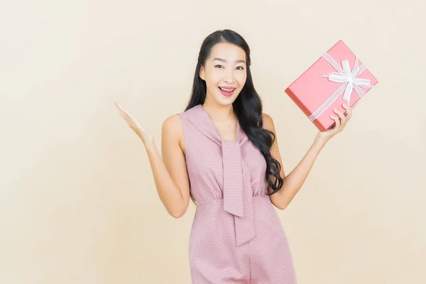 Güzel Bir Asyalı Kadının Portresi Arka Planda Kırmızı Hediye Kutusuyla — Stok fotoğraf