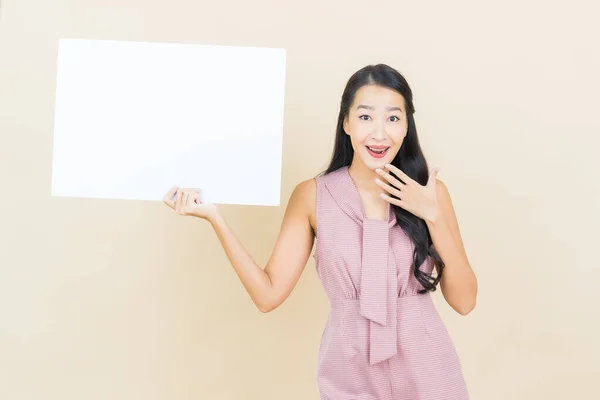 Retrato Bela Jovem Asiático Mulher Com Vazio Branco Outdoor Cor — Fotografia de Stock