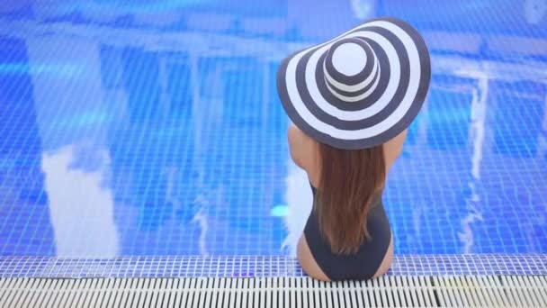 Material Archivo Hermosa Mujer Asiática Relajarse Sonrisa Ocio Alrededor Piscina — Vídeo de stock