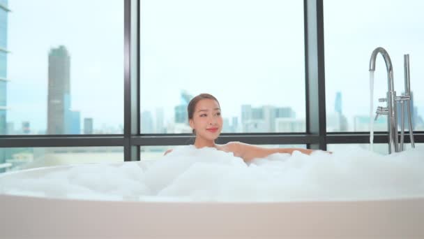 아름다운 아시아 거품으로 목욕하는 — 비디오