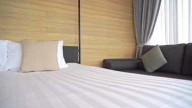 Oteldeki lüks mobilyalı yatak odasının görüntüleri.