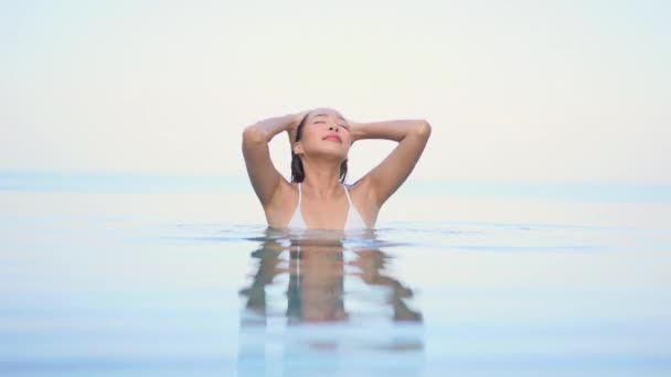 Séquences Belle Jeune Femme Asiatique Relax Sourire Loisirs Autour Piscine — Video