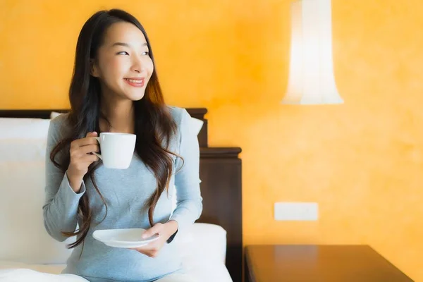 Retrato Hermosa Joven Mujer Asiática Con Taza Café Cama Interior —  Fotos de Stock