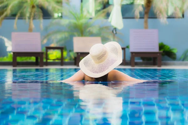 Retrato Hermosa Joven Mujer Asiática Relajarse Alrededor Piscina Complejo Hotelero — Foto de Stock