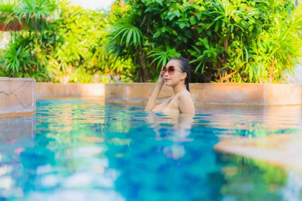 Portrait Belle Jeune Femme Asiatique Détendre Autour Piscine Dans Station — Photo