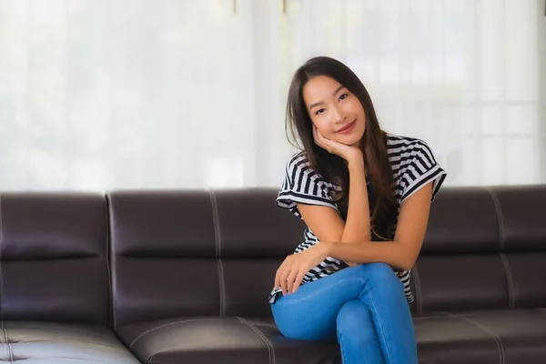 Portret Piękny Młody Azji Kobieta Szczęśliwy Uśmiech Relaks Kanapie Salonie — Zdjęcie stockowe