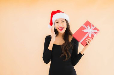 Güzel bir Asyalı kadın portresi. Yılbaşı şapkası takıyor.