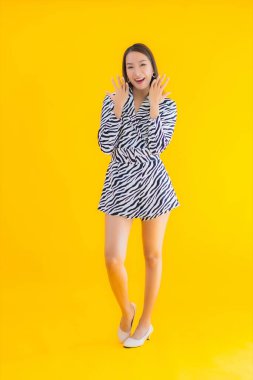 Güzel Asyalı bir kadının portresi mutlu bir şekilde gülümsüyor.