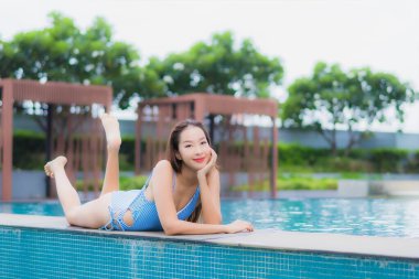 Güzel bir Asyalı kadın portresi. Rahatlayın. Rahatınıza bakın.