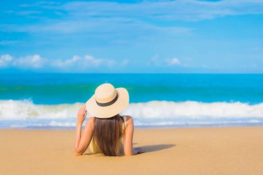 Güzel bir Asyalı kadın portresi. Rahatlayın. Gülümseyin.