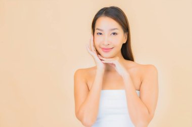 Renkli izole arka planda güzellik kozmetik makyaj konsepti olan güzel Asyalı kadın portresi